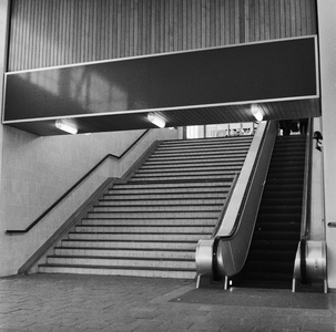 166746 Afbeelding van de roltrap naar de stationshal van het N.S.-station Amersfoort te Amersfoort, met links de gewone trap.